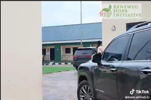 RHI Kogi First Lady donates Bus to Orphanage